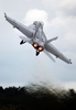 英南部のハンプシャー（Hampshire）で9日、ファンボロー国際航空ショー（Farnborough International Airshow）が開幕した。債務に苦しむ各国政府が軍事費を削減している中、今回のショーで発表される軍用機の大型契約は少ないとみられる。

写真は、デモ飛行するF/A18戦闘攻撃機（2012年7月9日撮影）。(c)AFP/ADRIAN DENNIS