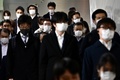 マスク姿で通勤する人たち。東京・西馬込駅で（2020年4月10日撮影）。(c)CHARLY TRIBALLEAU / AFP