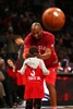 NBAオールスターゲーム2016。ロサンゼルス・クリッパーズのクリス・ポールの息子と一緒に試合前の練習に臨むロサンゼルス・レイカーズのコービー・ブライアント（2016年2月14日撮影）。(c)AFP/Getty Images/Elsa