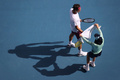 全豪オープンテニス、男子シングルス準々決勝。ボールキッズからタオルを受け取るロジャー・フェデラー（左、2020年1月28日撮影）。(c)DAVID GRAY / AFP