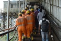 インド・ムンバイで、鉄道駅に至る歩道橋で起きた事故の現場を歩く救助隊員（2017年9月29日撮影）。(c)AFP/PUNIT PARANJPE