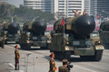 北朝鮮の首都・平壌で行われた軍事パレードに登場したミサイル（2017年4月15日撮影）。(c)AFP/ED JONES