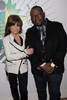 2008年3月10日、MTVの音楽情報番組「Total Request Live」に出演する歌手のポーラ・アブドゥル（Paula Abdul、左）と音楽プロデューサーのランディ・ジャクソン（Randy Jackson）。(c)AFP/Getty Images/Scott Gries