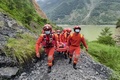 中国・四川省の甘孜チベット族自治州瀘定県で負傷者を運ぶ救助隊員ら（2022年9月6日撮影）。(c)CNS / AFP