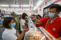 湖南省初のセブンイレブンの店内（2020年5月30日撮影）。(c)Xinhua News