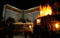 米ラスベガス（Las Vegas）のミラージュ・ホテル＆カジノ（Mirage Hotel ＆ Casino）前で初披露された火山ショー。2500万ドル（約23億円）をかけてリニューアルされた。（2008年12月11日撮影）(c)AFP/Getty Images/Ethan Miller