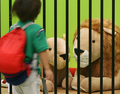 2007年7月21日、千葉の東武百貨店船橋店「船橋タオル動物園」で、タオルで作られたライオンのぬいぐるみを見る子ども。(c)AFP/TOSHIFUMI KITAMURA