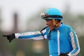 米国競馬のG1レース、第149回ケンタッキーダービー。優勝を喜ぶメイジ騎乗のハビエル・カステリャーノ騎手（2023年5月6日撮影）。(c)Rob Carr/Getty Images/ AFP