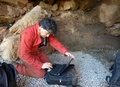 スペイン・カセレスのマルトラビエソ洞窟に入る準備をする考古学者のイポリト・コジャド氏（2017年2月17日撮影）。(c)AFP/HANDPAS PROJECT