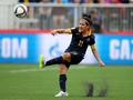 女子サッカーW杯カナダ大会・決勝トーナメント1回戦、ブラジル対オーストラリア。パスを出すオーストラリアのリサ・デバンナ（2015年6月21日撮影）。(c)AFP/Getty Images/Elsa