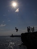 仏南部ニースで、海に飛び込む少年たち（2018年8月2日撮影）。(c)AFP PHOTO /  VALERY HACHE
