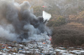韓国・ソウル江南区九龍村で発生した大規模火災の消火活動（2023年1月20日撮影）。(c)YONHAP / AFP