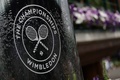 英ロンドン南部のオールイングランド・ローンテニス・アンド・クローケー・クラブに設置された、ウィンブルドン選手権のロゴ（2016年6月27日撮影、資料写真）。(c)AFP/ADRIAN DENNIS