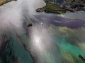 モーリシャスの上空から撮影した、貨物船わかしおから漏出した燃料が広がる海面（2020年8月8日撮影）。(c)AFP