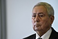 アルジェリアの首都アルジェで、国歌演奏を聴くアブデルカデル・ベンサラ国民評議会議長（2019年4月9日撮影）。(c)AFP/RYAD KRAMDI 