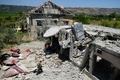 イスラエル側からの攻撃の被害を調べる民間防衛隊のメンバー。イスラエルとの国境近くにあるレバノン南部の村で（2024年6月26日撮影）。(c)AFP