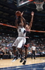 シカゴ・ブルズ戦でゴール下に切り込んでシュートを狙うアトランタ・ホークスのジョー・ジョンソン（%%Joe Johnson%%）。（2008年12月27日撮影）(c)AFP/Getty Images/NBAE/Scott Cunningham
