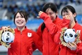 北京冬季五輪、スピードスケート女子団体追い抜き決勝。銀メダルを獲得し、表彰式に臨む（左から）佐藤綾乃、高木美帆、高木菜那（2022年2月15日撮影）。(c)WANG Zhao / AFP