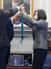 台湾の蔡英文総統（右）から勲章を授与されるフランスのアラン・リシャール元国防相。台湾総統府で（2021年10月7日撮影）。(c)CNA Pool / POOL / AFP