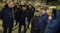 ウクライナ東部マリウポリの新興住宅地を訪問し、人々と話すロシアのウラジーミル・プーチン大統領（左端）。ロシア大統領府が公開した映像より（2023年3月19日公開）。(c)AFP PHOTO / HANDOUT / RUSSIAN PRESIDENTIAL PRESS OFFICE 