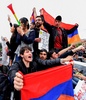 アルメニアの首都エレバンで、セルジ・サルキシャン前大統領が首相に選出されたことに抗議する野党支持者ら（2018年4月20日撮影）。(c)AFP PHOTO / Vano SHLAMOV
