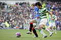 グラスゴー・レンジャーズのスティーヴン・デイヴィス（%%Steven Davis%%）と競り合うセルティックの水野晃樹（%%Koki Mizuno%%、右）。（2008年12月27日撮影）(c)AFP/GRAHAM STUART