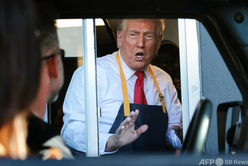 塩が大好き！」トランプ氏、マックでポテトを調理 ハリス氏に皮肉 写真