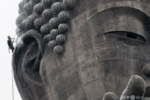 高さ120メートルの牛久大仏で大掃除 作業員2人で担当 写真12枚 国際