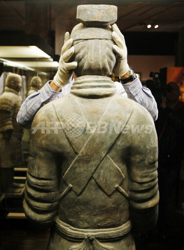 ドイツで展示中の兵馬俑、偽物か？ 写真2枚 国際ニュース：AFPBB News