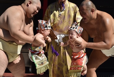 赤ちゃんの健やかな成長を祈願、「一心泣き相撲」開催 都内