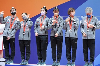 日本女子は中国に敗れ銀メダル、男子は銅確定 世界卓球団体戦