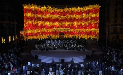 庁舎建物が州旗色に、「カタルーニャの日」関連イベント