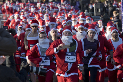 サンタクロースが走る 欧州各地でランニング大会