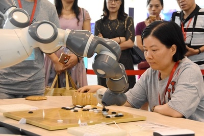 AI囲碁ロボットと対局 南寧で中国囲碁大会