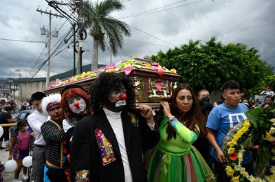【今日の1枚】悲しみの葬儀 、仲間のひつぎを担ぐピエロたち グアテマラ