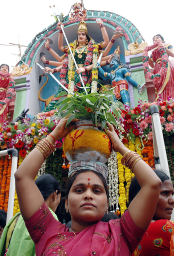 インド南部で地母神にささげる祭り