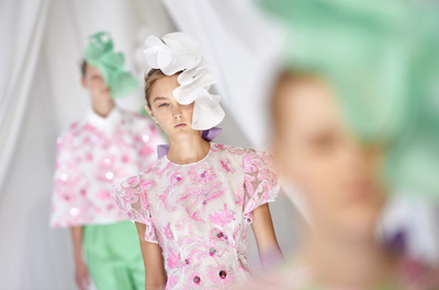 「デルポソ」19年春夏コレクション発表