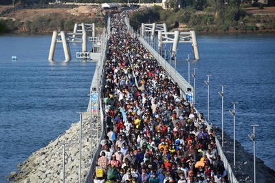 フェリーがダメなら橋を歩いて…コロナ対策が裏目に？ ケニア