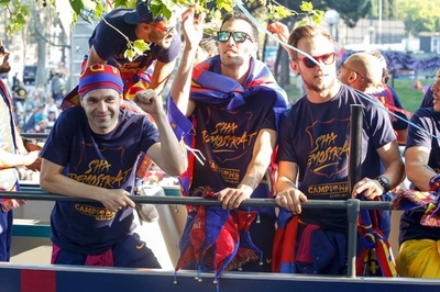 リーグ連覇のFCバルセロナ、市内で優勝パレード