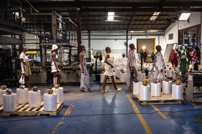 【今日の1枚】工場でキャットウオーク？ ラゴス・ファッションウィーク ナイジェリア