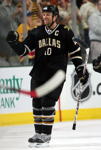 スターズ ブルーインズを降しシーズン初白星