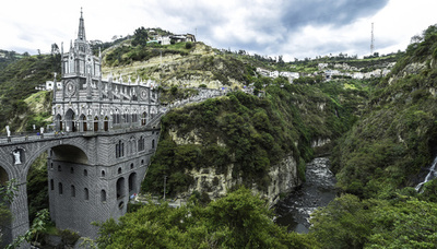 アンデス山中の壮麗なネオゴシック教会、コロンビア