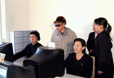 金総書記の図書館視察写真を新たに公開、北朝鮮通信社