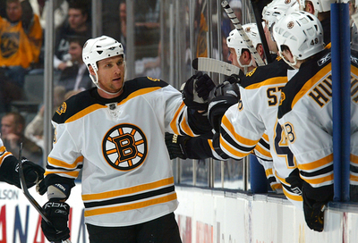 ブルーインズ メープルリーフスを降しシーズン15勝目