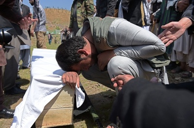 アフガン首都の自爆攻撃、死者64人に 内務省発表