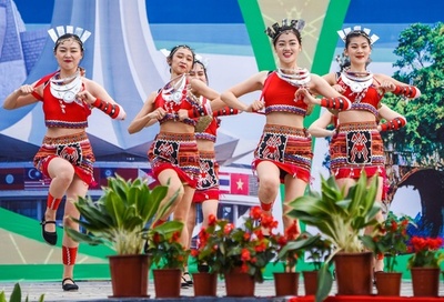 歌と踊りで祝う旧暦3日3日 広西・南寧