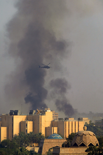 バグダッド中心部で強力な自動車爆弾が爆発、25人死亡