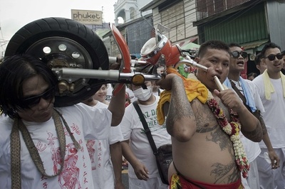 苦行で罪を清める祭り、タイ南部プーケットで開催