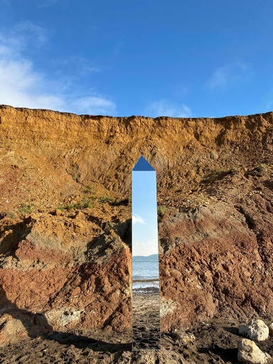 謎の「モノリス」 今度は英国とオランダに出現