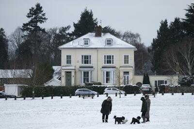 英国で道路陥没、穴の幅20メートルに拡大
